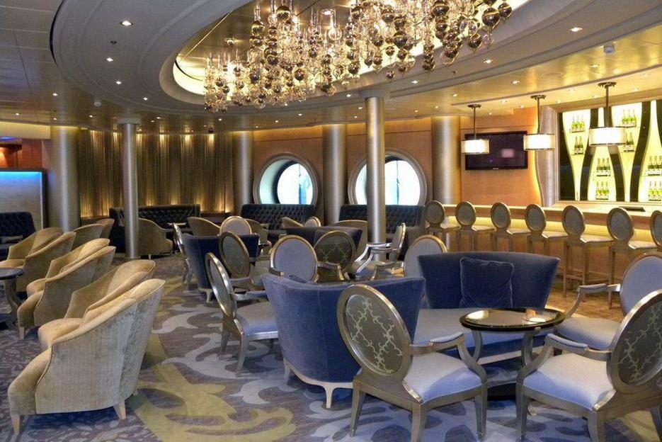 Бар на Royal Promenade на Oasis of the Seas