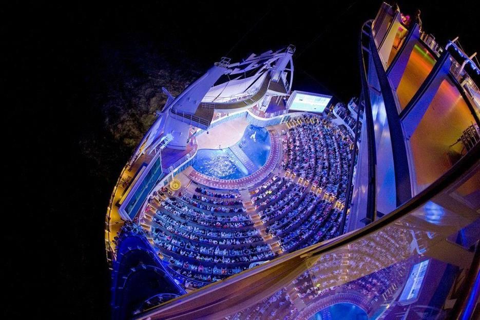 Акватеатр под открытым небом на Oasis of the Seas