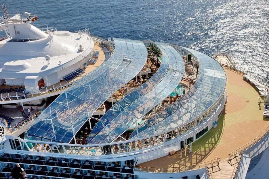 Бассейны на солнечной палубе Oasis of the Seas
